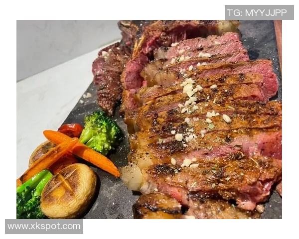 亚当斯如野兽般光脚漫步手持牛排展现原始魅力